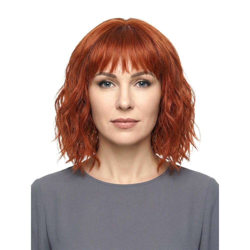 Rote Perücke mit Pony. Die Frau trägt ein graues Oberteil. Frontansicht.