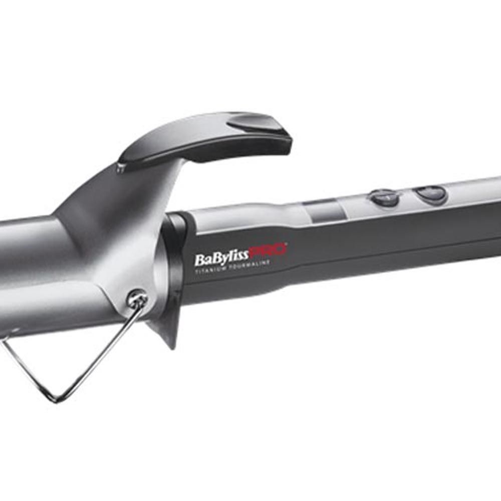 Nahaufnahme des Lockenstabs. Silberfarbenes Gehäuse, schwarzer Griff. BaByliss Pro-Logo sichtbar.
