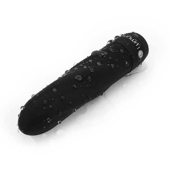 Schwarzer Silikon-Vibrator mit Wassertropfen. Das Lumunu-Logo ist sichtbar.