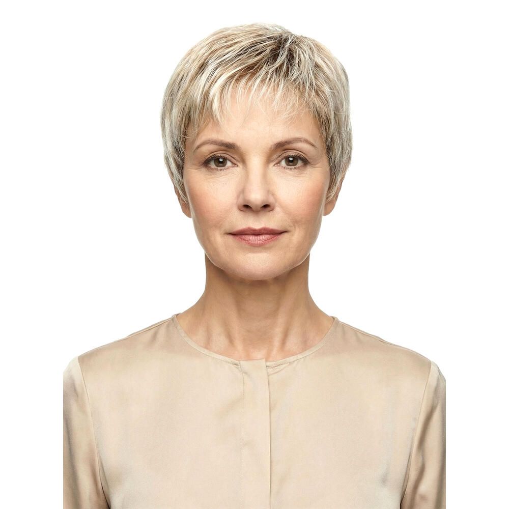 Kurzhaarperücke, blond-grau meliert, Frontalansicht einer Frau. Kurzer Pony, helles Oberteil.