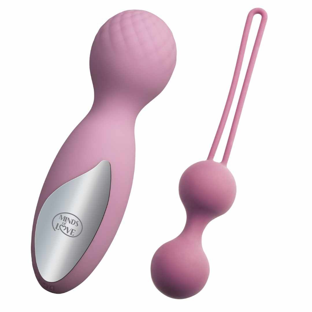 Rosa Massage-Set. Zwei Kugeln mit Schlaufe und ein einzelnes Ei mit silberner Platte. MINDS of LOVE Logo.