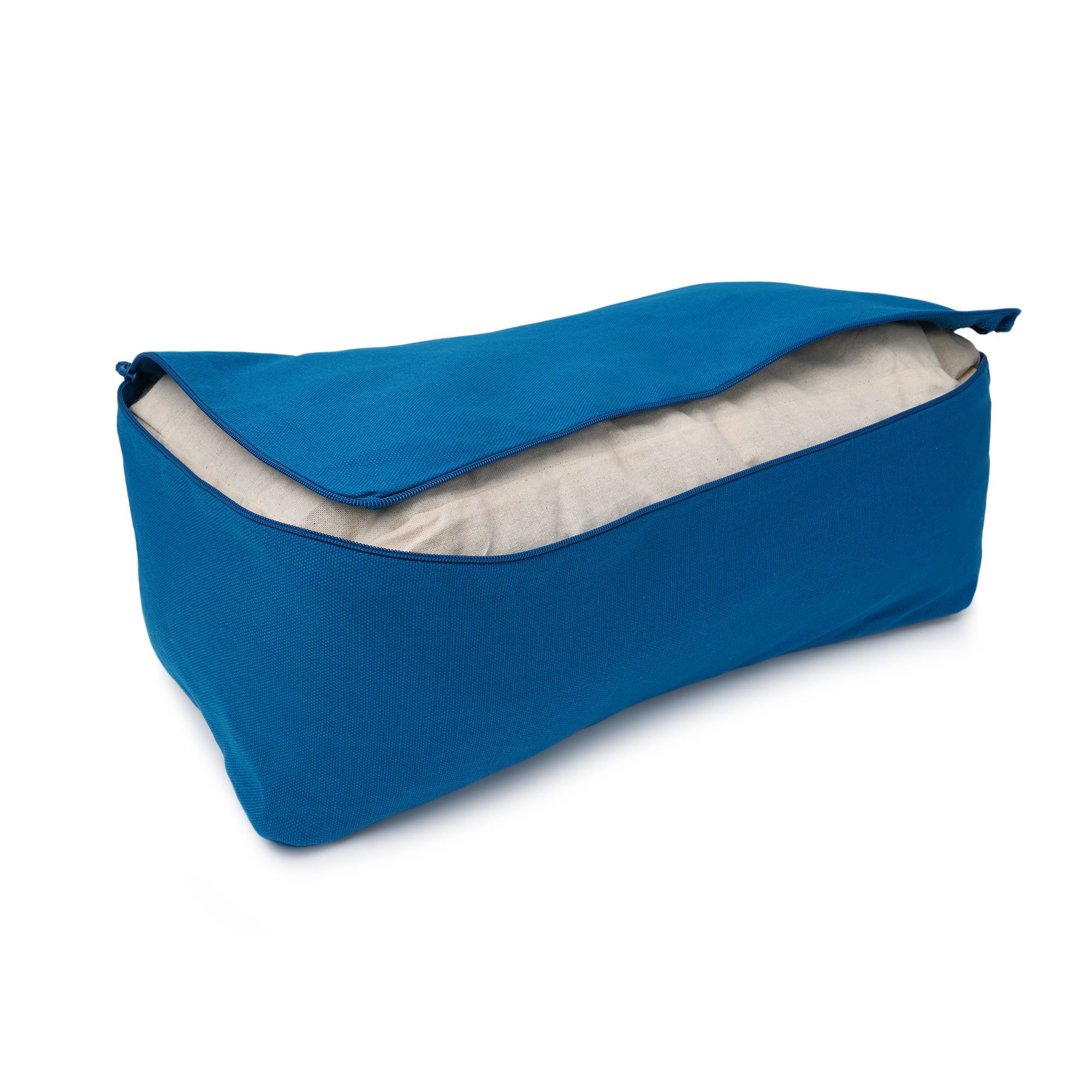 Blaues Yogakissen mit geöffneter Hülle, die eine innere cremefarbene Füllung zeigt.
