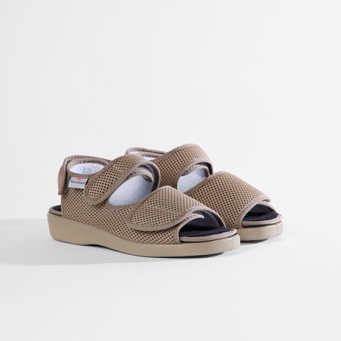 Beige Sandale mit Klettverschluss und atmungsaktivem Mesh-Obermaterial. Die Sohle ist profiliert.