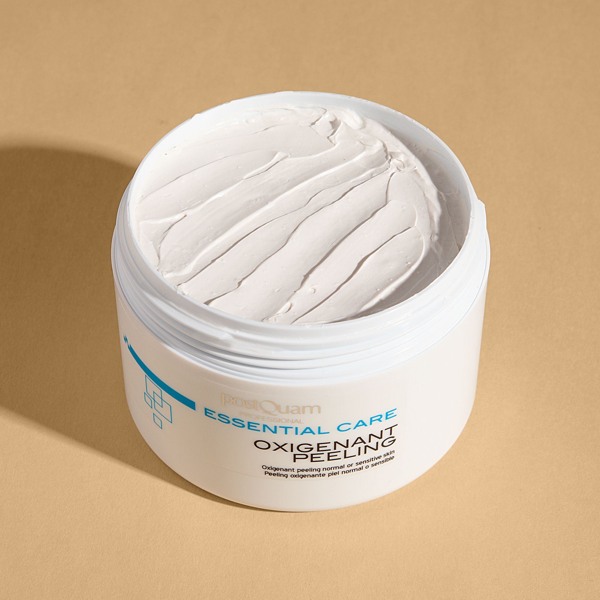 Geöffneter weißer Tiegel mit weißem Peeling. Aufschrift: Essential Care Oxigenant Peeling. Für normale oder empfindliche Haut.