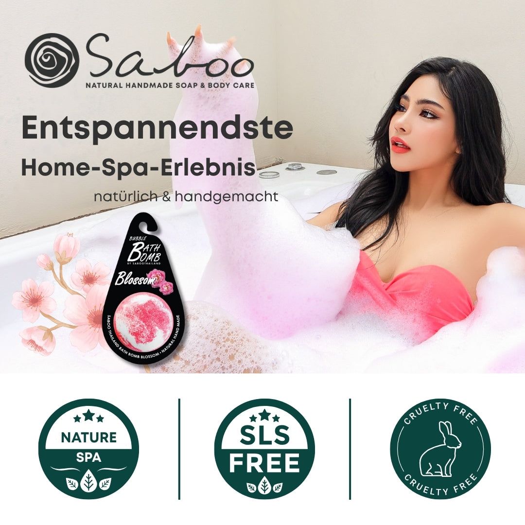 Frau in Badewanne mit Schaum. Schaumbad-Bombe-Etikett. Text: Entspannendste Home-Spa-Erlebnis. Cruelty Free.