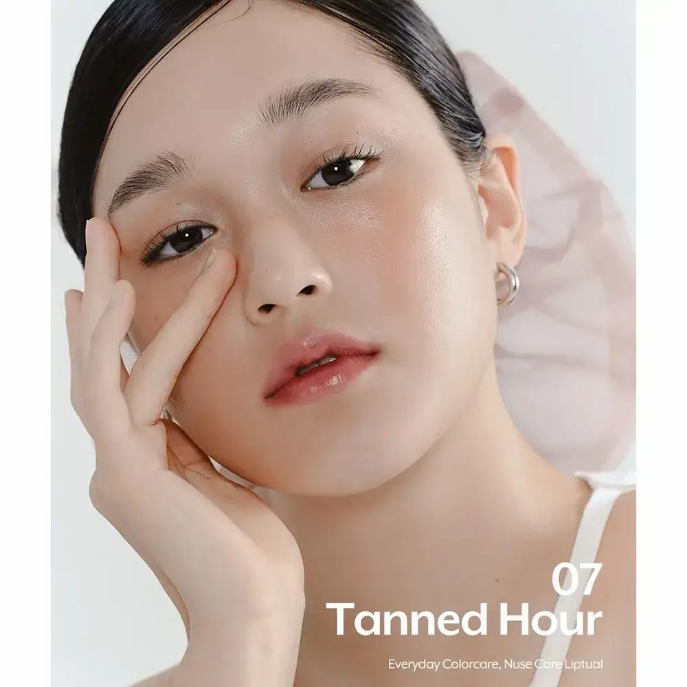 Porträt einer Frau mit Lipgloss. Auf dem Bild steht "07 Tanned Hour" und "Nuse Care Liptual".