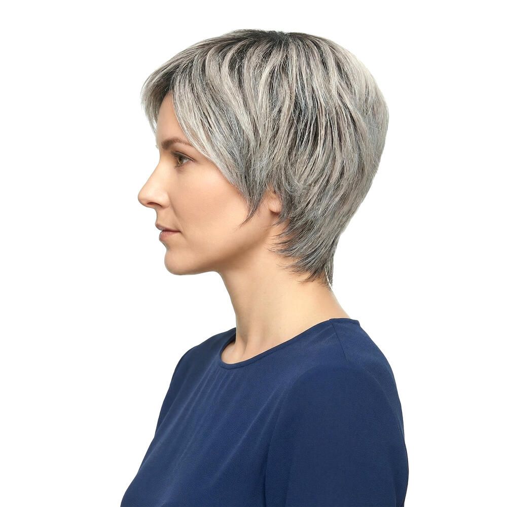 Kurzhaarperücke mit grau-melierten Strähnen. Seitenansicht einer Frau mit blauem Oberteil.