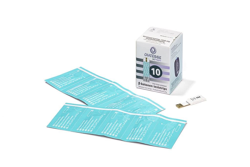 Diatesse XPER β-Keton-Teststreifen: Eine offene Packung mit 10 einzeln verpackten Teststreifen und einem einzelnen Teststreifen.