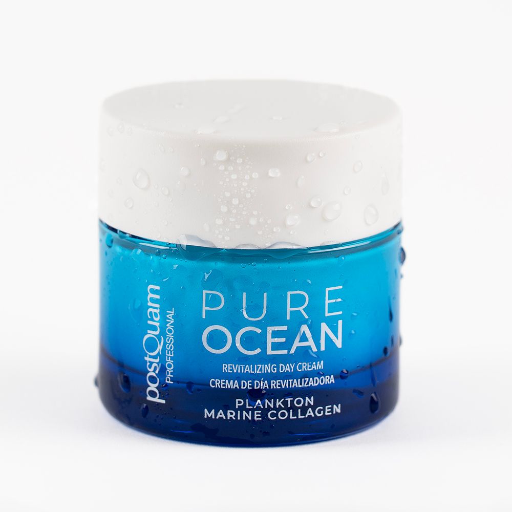 Blaue Creme-Dose mit weißem Deckel und Wassertropfen. Aufschrift: PURE OCEAN, Revitalizing Day Cream, Plankton Marine Collagen. Marke: Postquam.