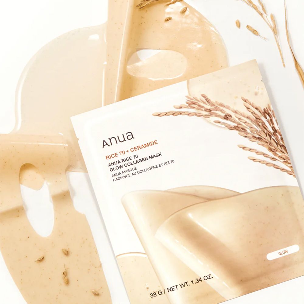Verpackung der Anua Rice 70 Glow Collagen Maske mit Reisähren-Dekoration. Maske und Serum daneben. Text: Anua Rice 70 + Ceramide.