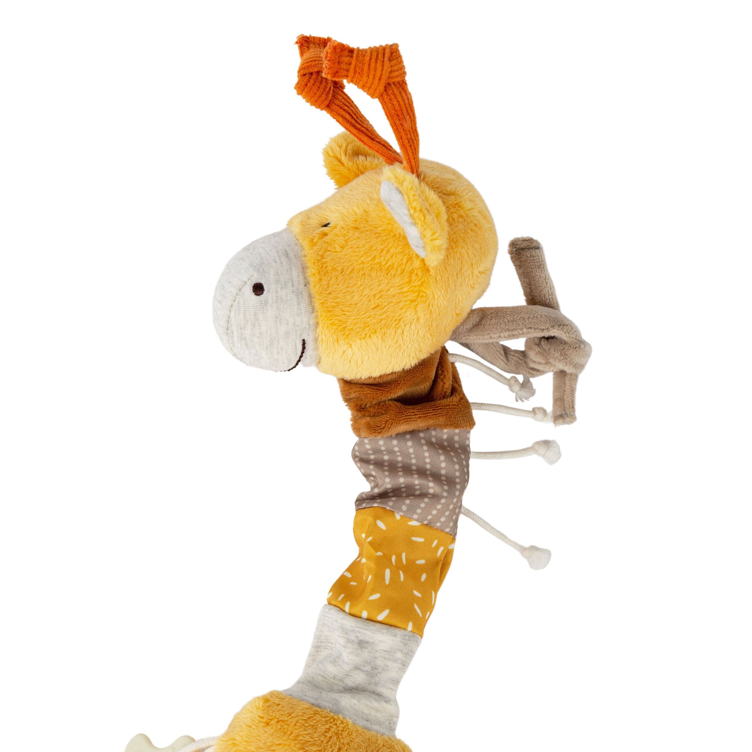 Gelbe Stoffgiraffe mit orangefarbenen Ohren. Verschiedene Stoffe und Muster. Schnur zum Ziehen. Grauer Mund.
