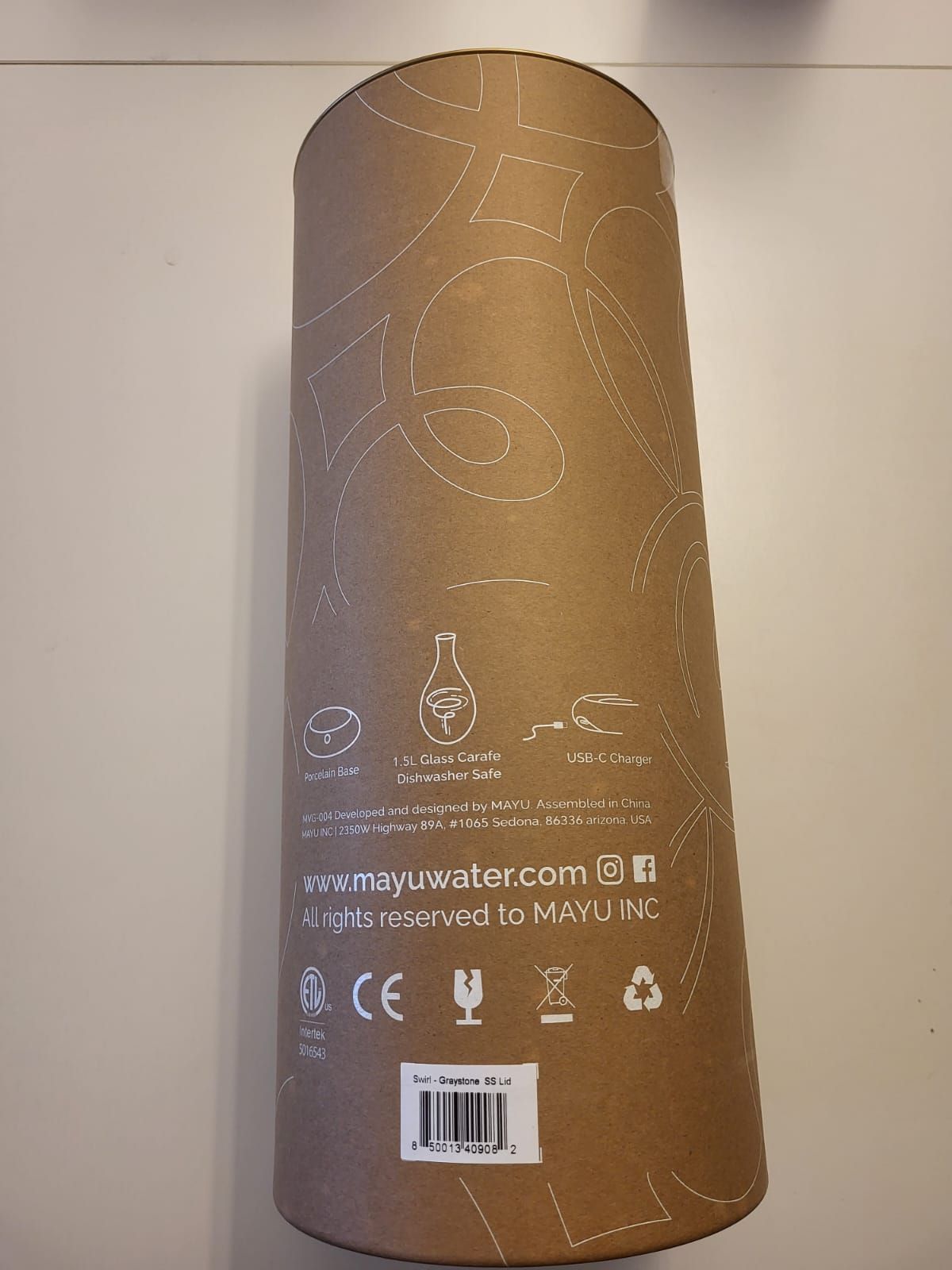 Zylinderförmige Verpackung. Text: 1,5L Glaskaraffe, spülmaschinenfest. Logo. Informationen zum Hersteller.