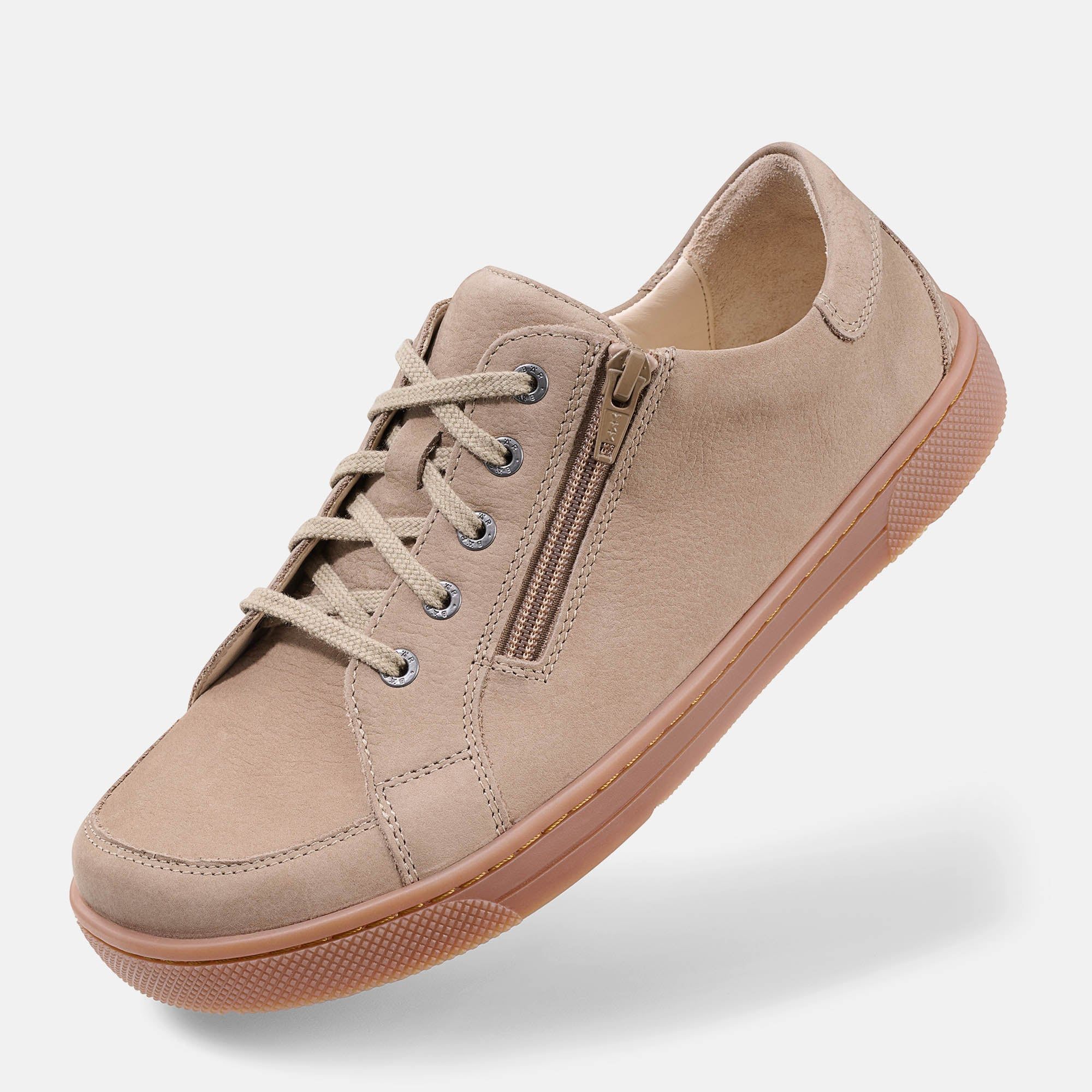 Beiger Schnürschuh mit Reißverschluss. Breite Sohle, Schnürsenkel. Perspektivische Ansicht.