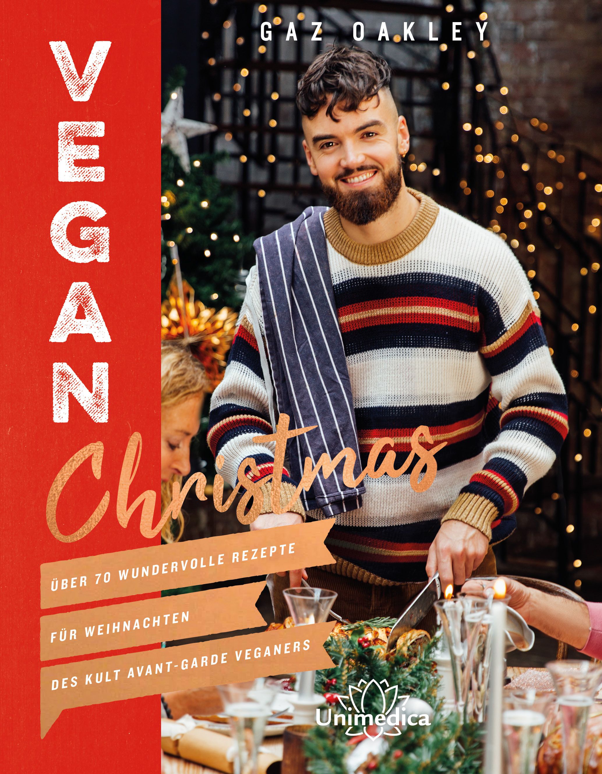 Buchcover mit dem Titel "Vegan Christmas". Ein Mann schneidet am Tisch Essen. Text: Über 70 wundervolle Rezepte für Weihnachten.
