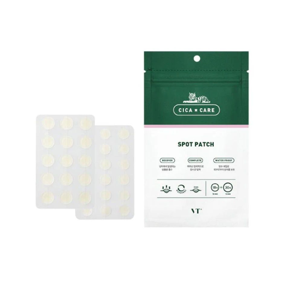 Zwei Blisterpackungen mit runden Pflastern und eine grüne Verpackung mit weißem Text. Auf der Verpackung steht "CICA CARE SPOT PATCH" und das Logo.