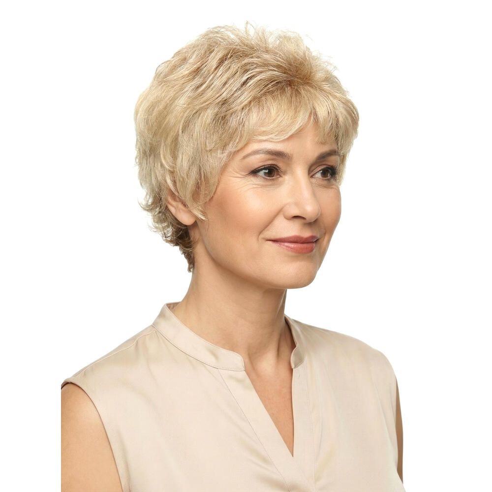 Blonde Kurzhaarperücke. Dreiviertelansicht einer Frau, die die Perücke trägt. Die Perücke hat einen Pony.