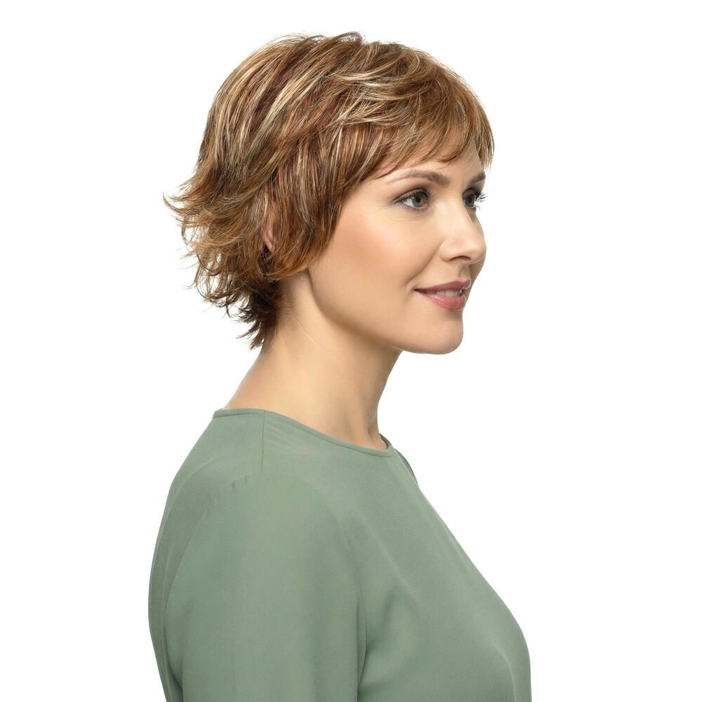 Kurzhaarperücke in Braun- und Blondtönen. Seitenansicht einer Frau mit grünem Oberteil.