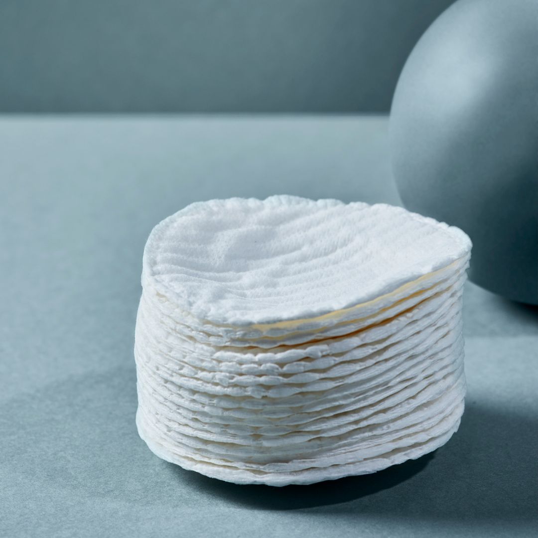 Stapel weißer Wattepads. Runde Form, viele Pads.