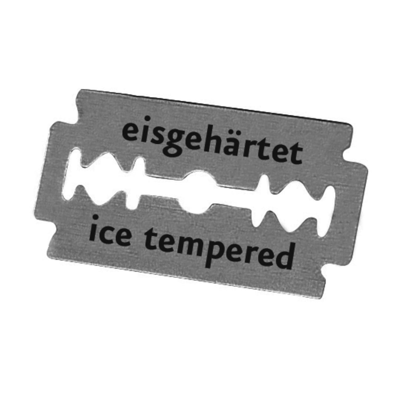 Rasierklinge mit Schriftzug "eisgehärtet" und "ice tempered".