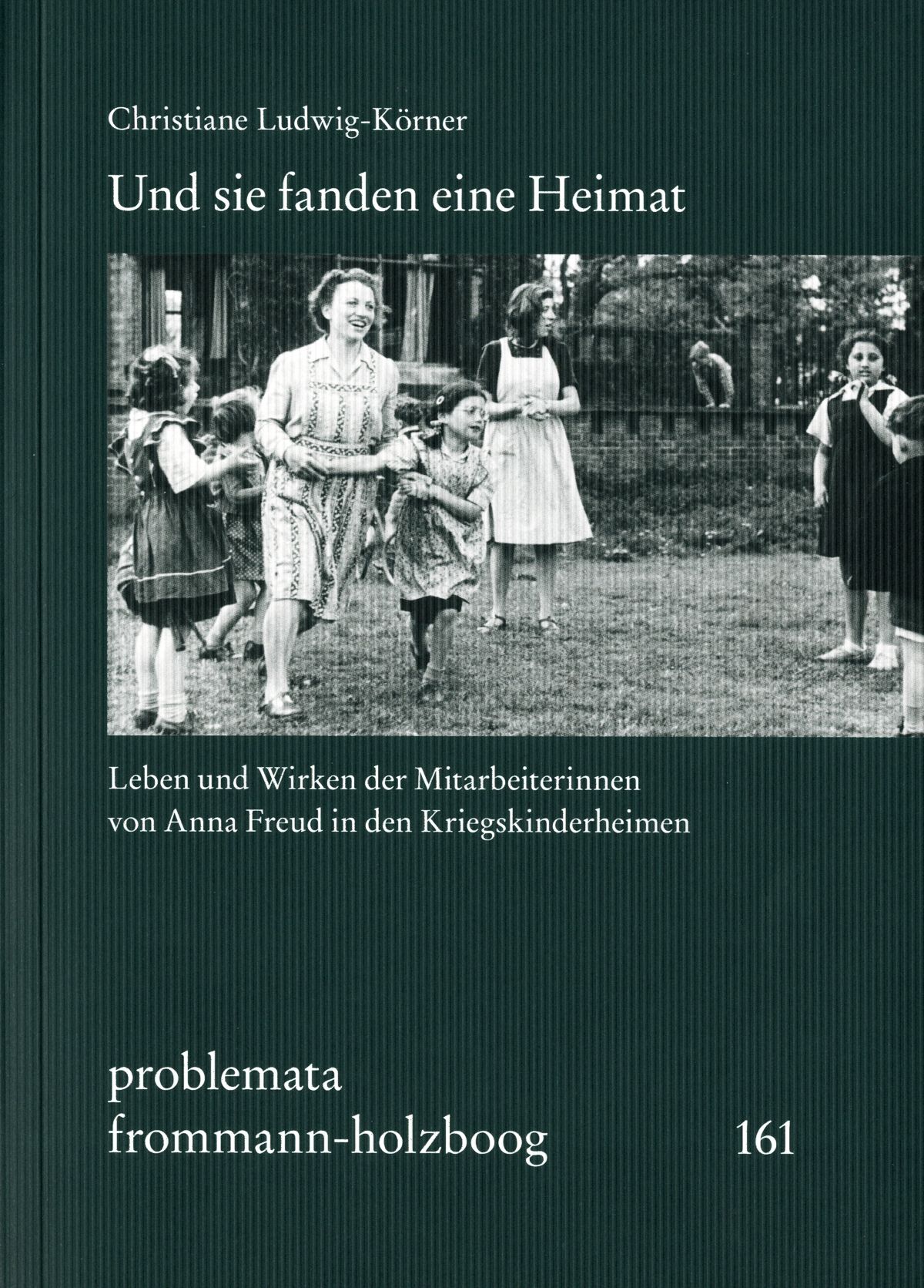 Buchcover: "Und sie fanden eine Heimat". Titel, Autorin, Personen im Garten. Verlag: frommann-holzboog, Nummer 161.