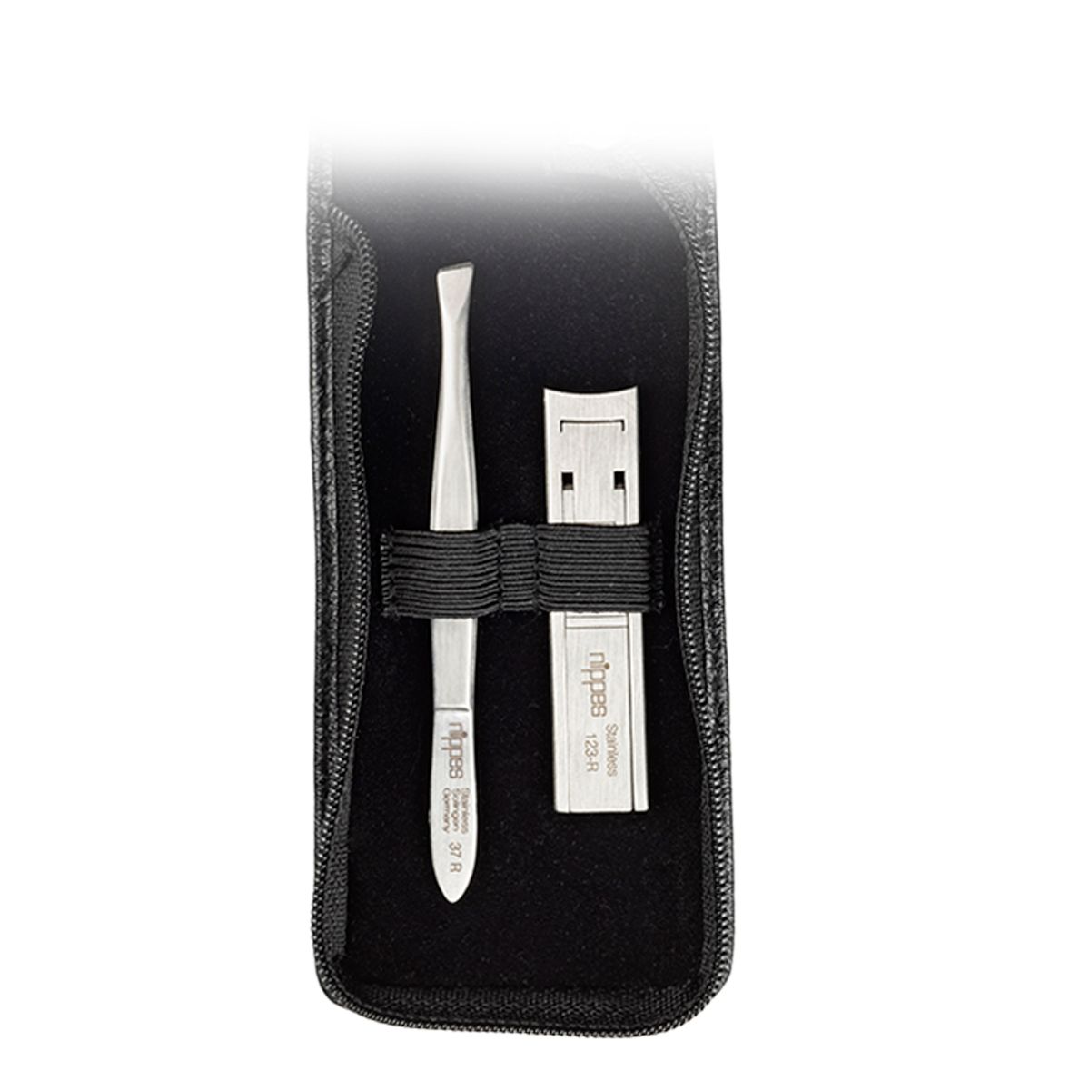 Offenes schwarzes Etui mit Pinzette und Nagelknipser. Beide aus Metall, gehalten von einem schwarzen Gummiband.