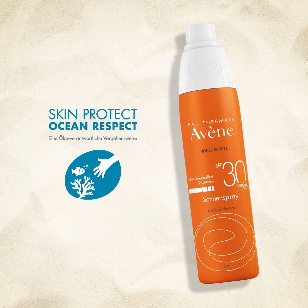 Orangefarbene Sprühflasche mit weißem Deckel. Aufschrift: Eau Thermale Avène, Sonnenspray SPF 30. Logo: Skin Protect Ocean Respect.