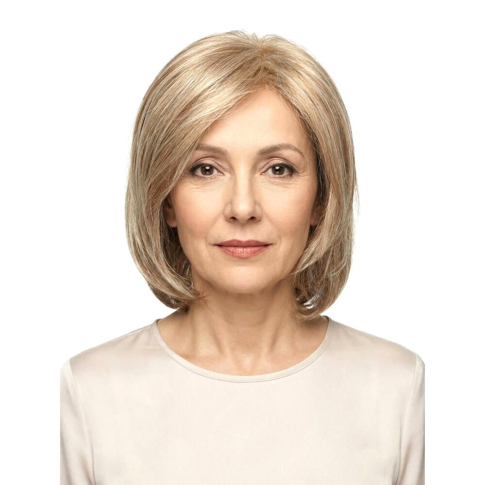 Perücke STOCKHOLM, blond, mittellang, mit Pony. Frau mit Perücke, Frontansicht, vor weißem Hintergrund.