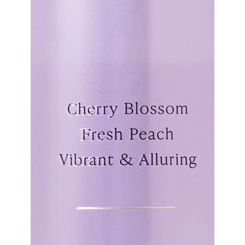 Lila Flasche mit Text: Cherry Blossom, Fresh Peach, Vibrant & Alluring. Marke: Victoria's Secret.
