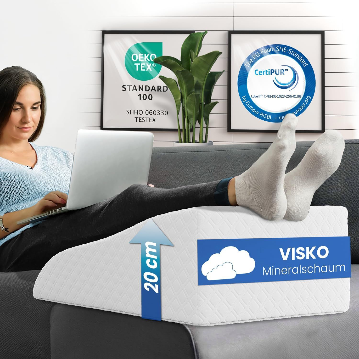 Frau auf Sofa mit Beinlagerungskissen. Text: 20 cm. Text: Visko-Mineralschaum. Zertifizierungen: Oeko-Tex, CertiPUR.