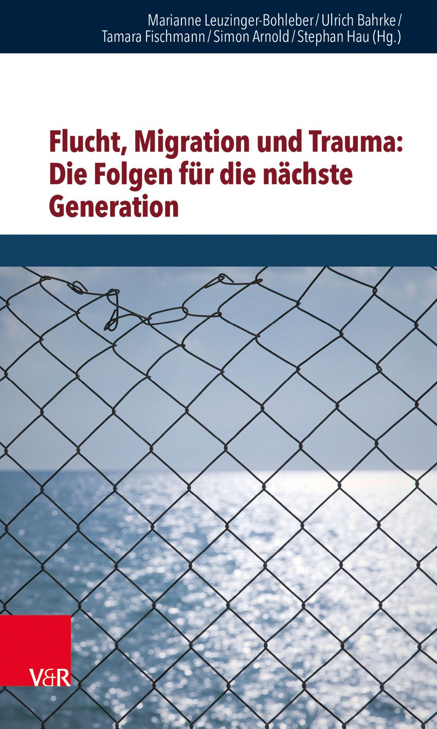 Buchcover mit Titel: Flucht, Migration und Trauma. Autorennamen. Drahtzaun vor Meer. Logo V&R.