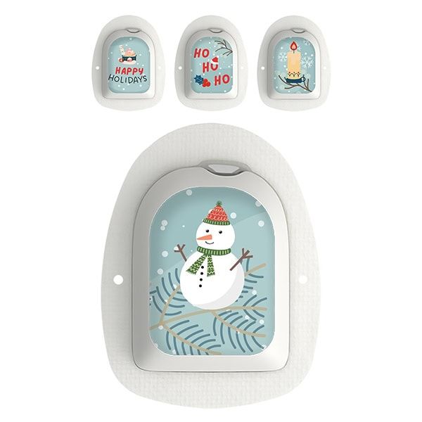 Drei Omnipods mit verschiedenen Designs: "Happy Holidays", "Ho Ho Ho", Kerze. Ein Pod mit Schneemann-Design. Auf weißem Hintergrund.