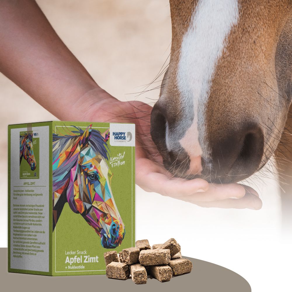 Grüne Verpackung mit Pferde-Illustration und Produktbezeichnung. Braune Leckerlis werden von einer Hand angeboten. Ein Pferd frisst.