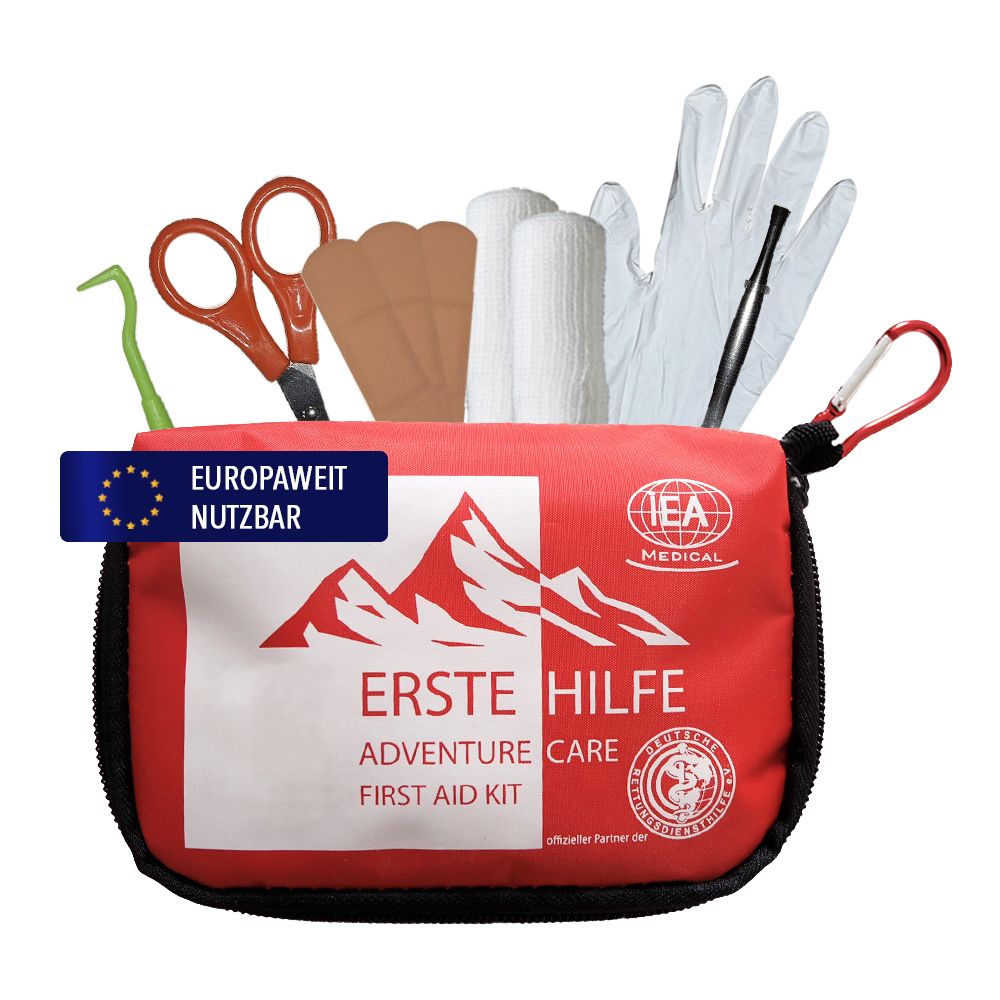 Rotes Erste-Hilfe-Set mit Reißverschluss. Enthält Verbandszeug, Schere, Handschuhe, Pinzette und Zeckenhaken. Logo: IEA MEDICAL. Europäisch nutzbar.