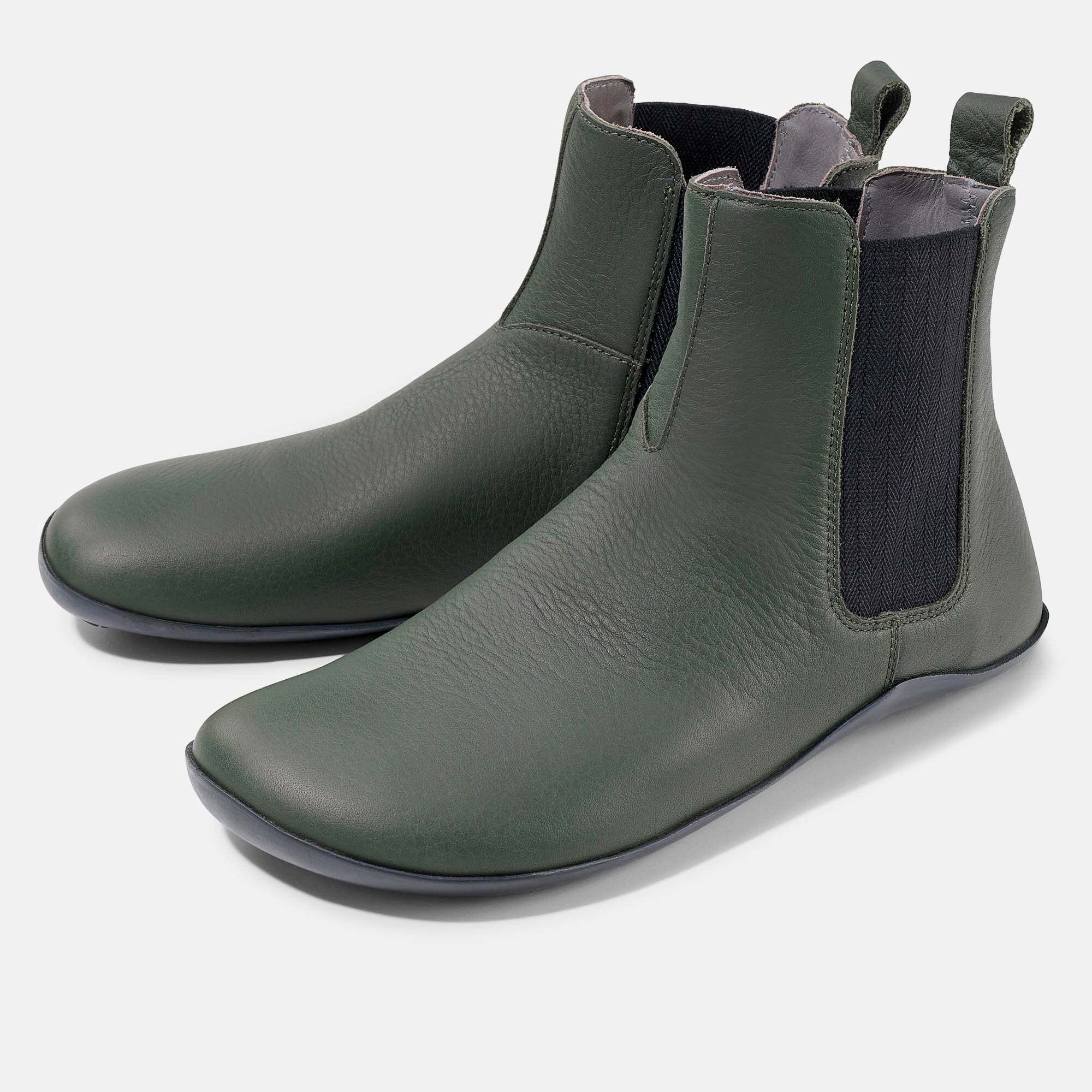 Dunkelgrüne Leder Chelsea Boots, Seitenansicht.