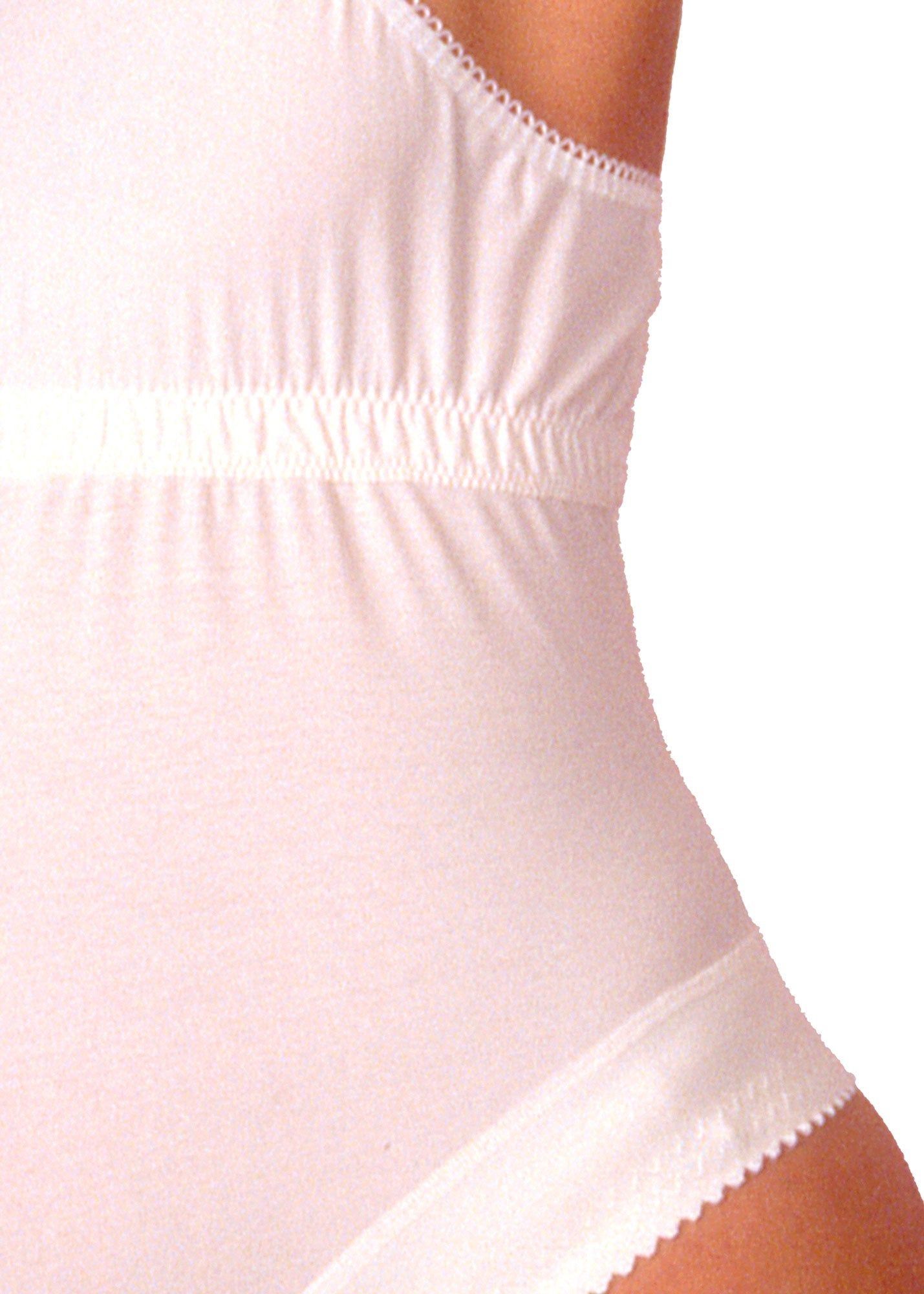 Weißes Umstandstop mit Bauchstütze. Detailansicht des Stoffes und der elastischen Bauchstütze. Spitze am Ausschnitt und am Beinabschluss.