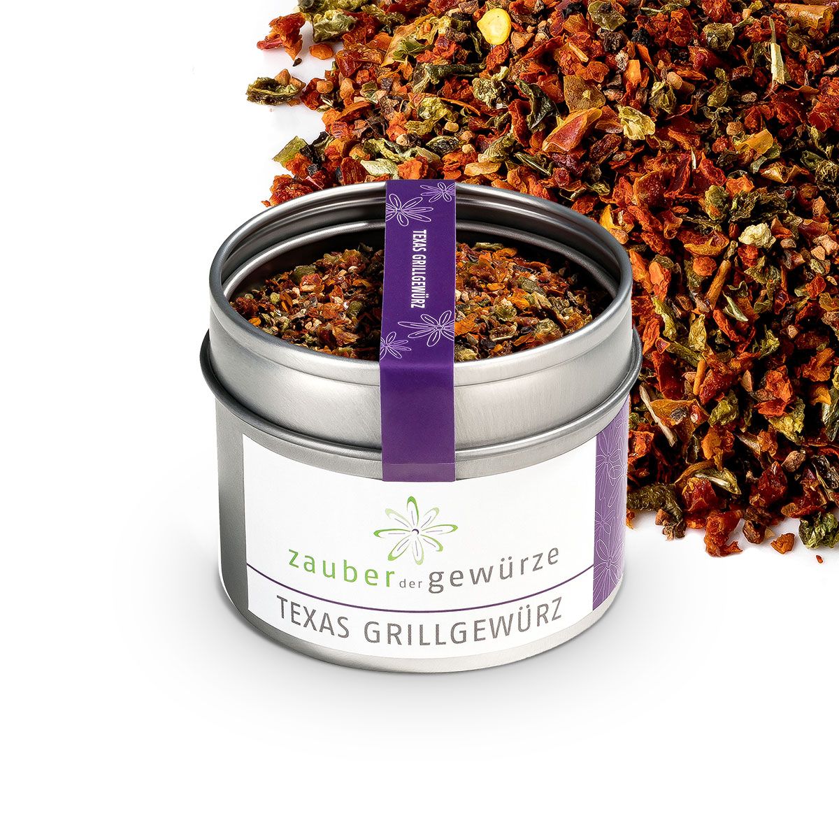 Geöffnete Dose mit Gewürzmischung. Lila Band mit Text. Etikett mit Logo und Schriftzug: Zauber der Gewürze Texas Grillgewürz. Gewürze daneben.