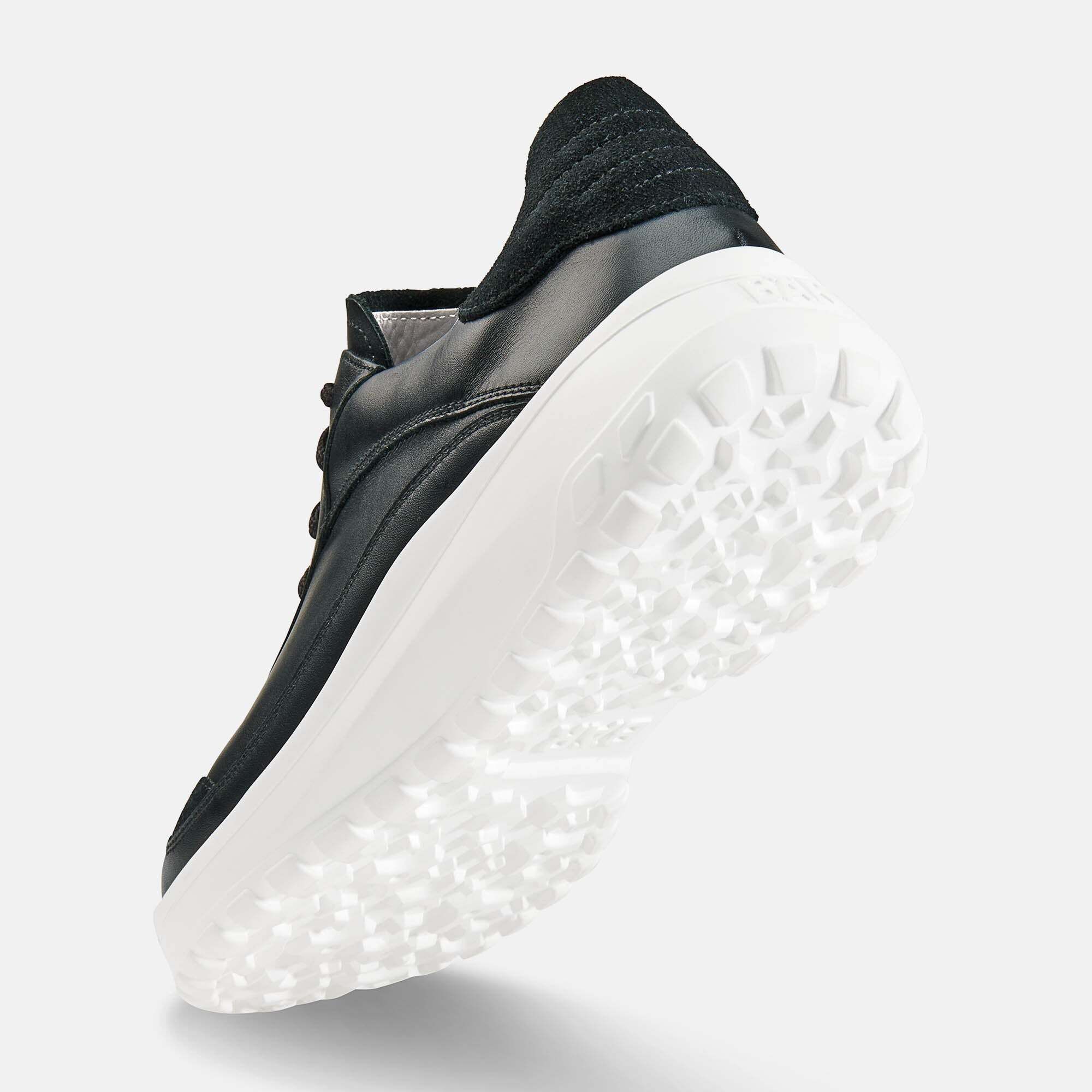 Schwarze Leder-Sneaker mit Wildleder-Akzenten und weißer Sohle.