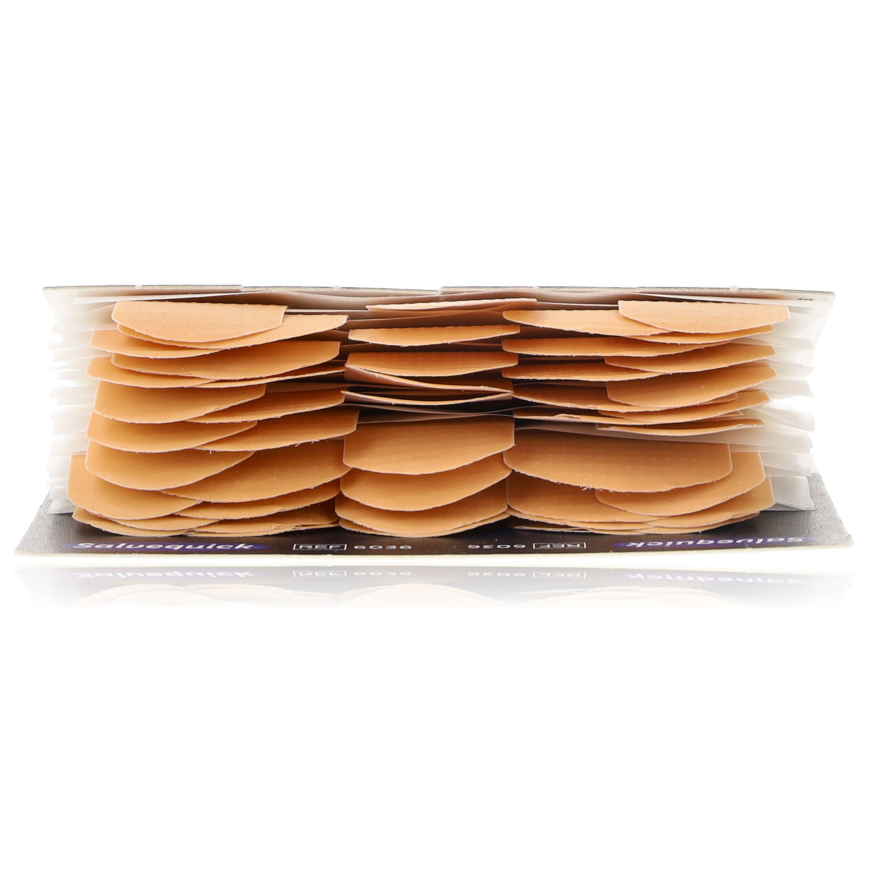Reihe von Salvequick Pflastern. Beige Pflaster in einer transparenten Verpackung. Sicht auf die Kanten der Pflaster.