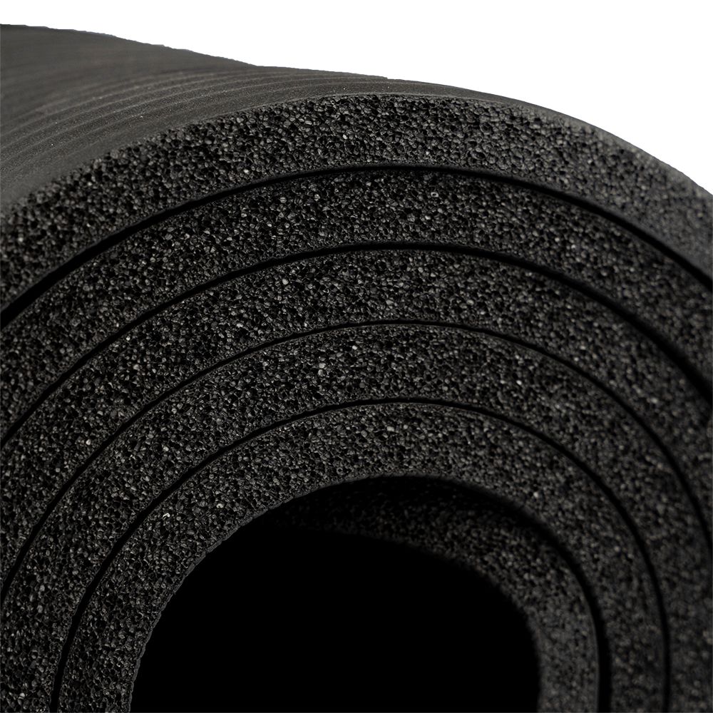 Nahaufnahme einer gerollten schwarzen Yogamatte. Sichtbare Schichten und Textur.