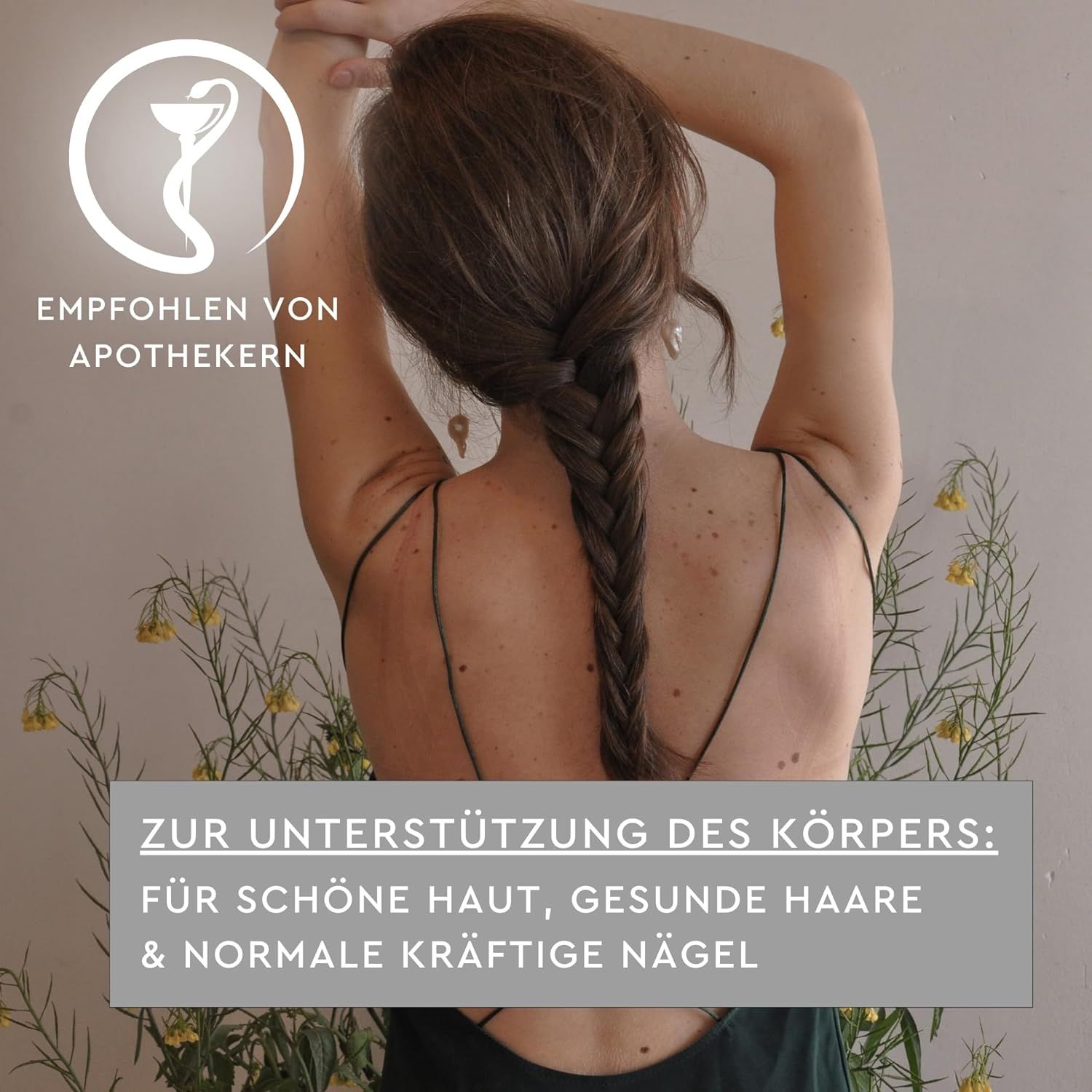 Rückansicht einer Frau mit Zopf. Text: Empfohlen von Apothekern. Text: Zur Unterstützung des Körpers: für schöne Haut, gesunde Haare & normale Nägel.