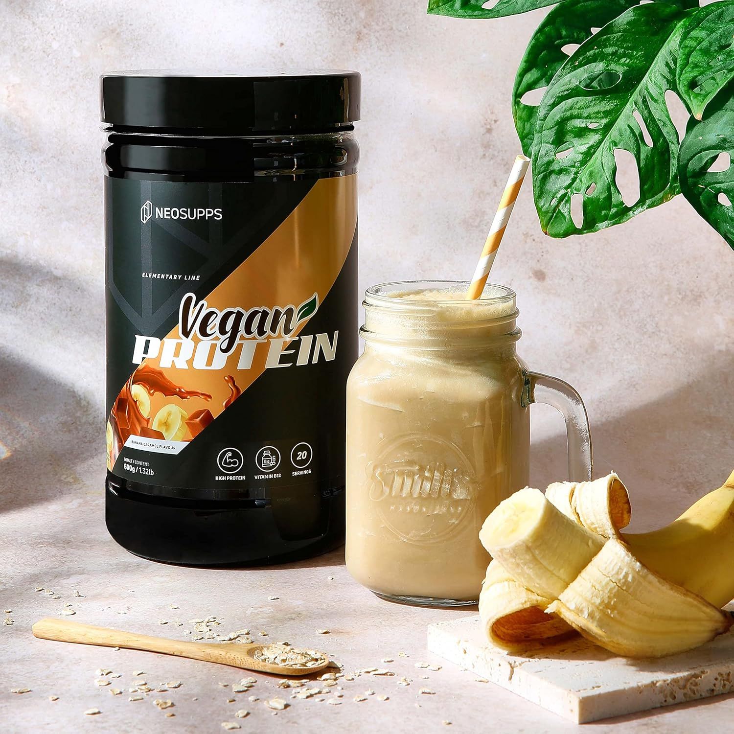 Ein Glas Smoothie mit Banane und eine Dose Vegan Protein. Auf der Dose steht "Vegan Protein" und "Neosupps".