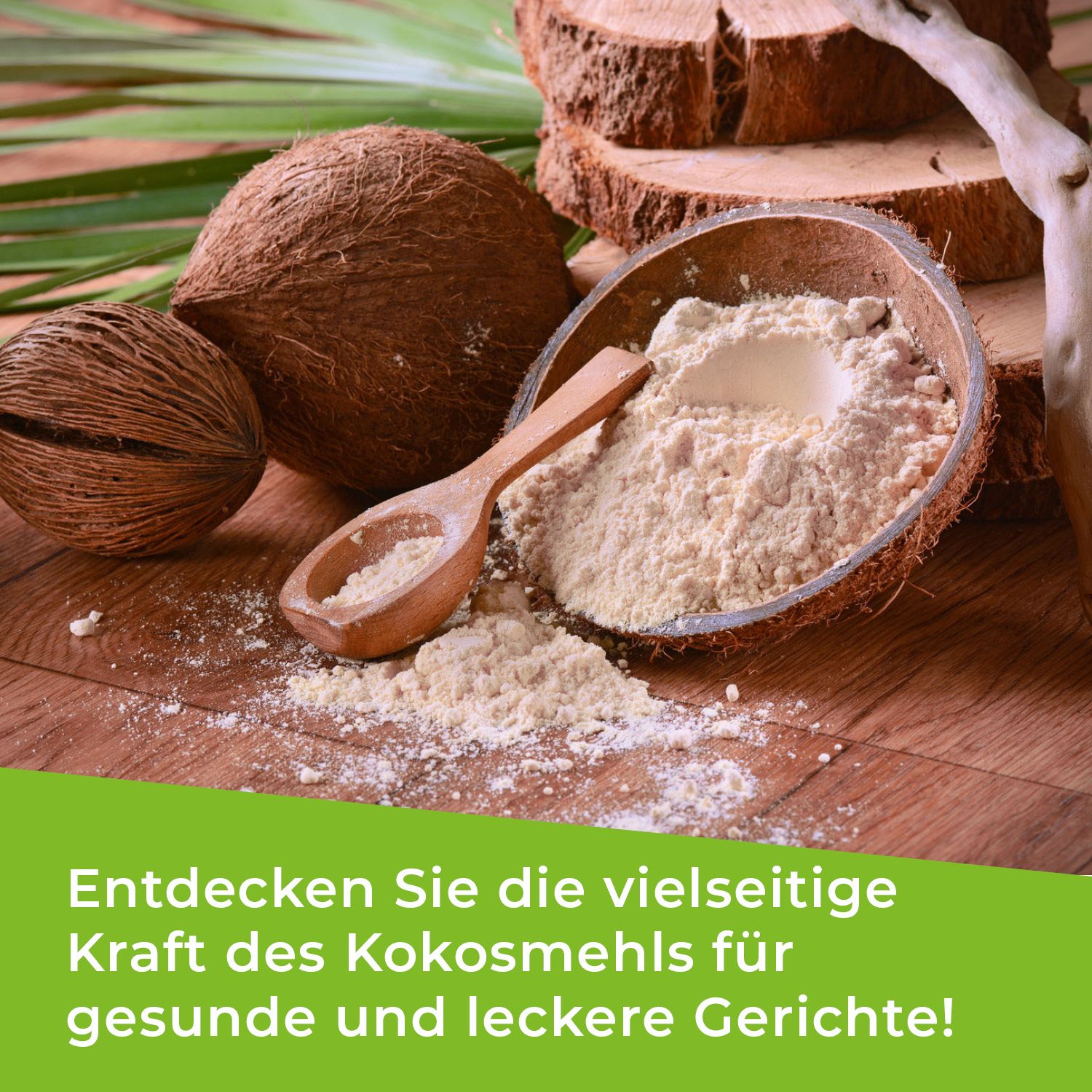 Kokosnusshälfte, Kokosmehl in Schale, Holzlöffel. Text: Entdecken Sie die vielseitige Kraft des Kokosmehls für gesunde und leckere Gerichte!