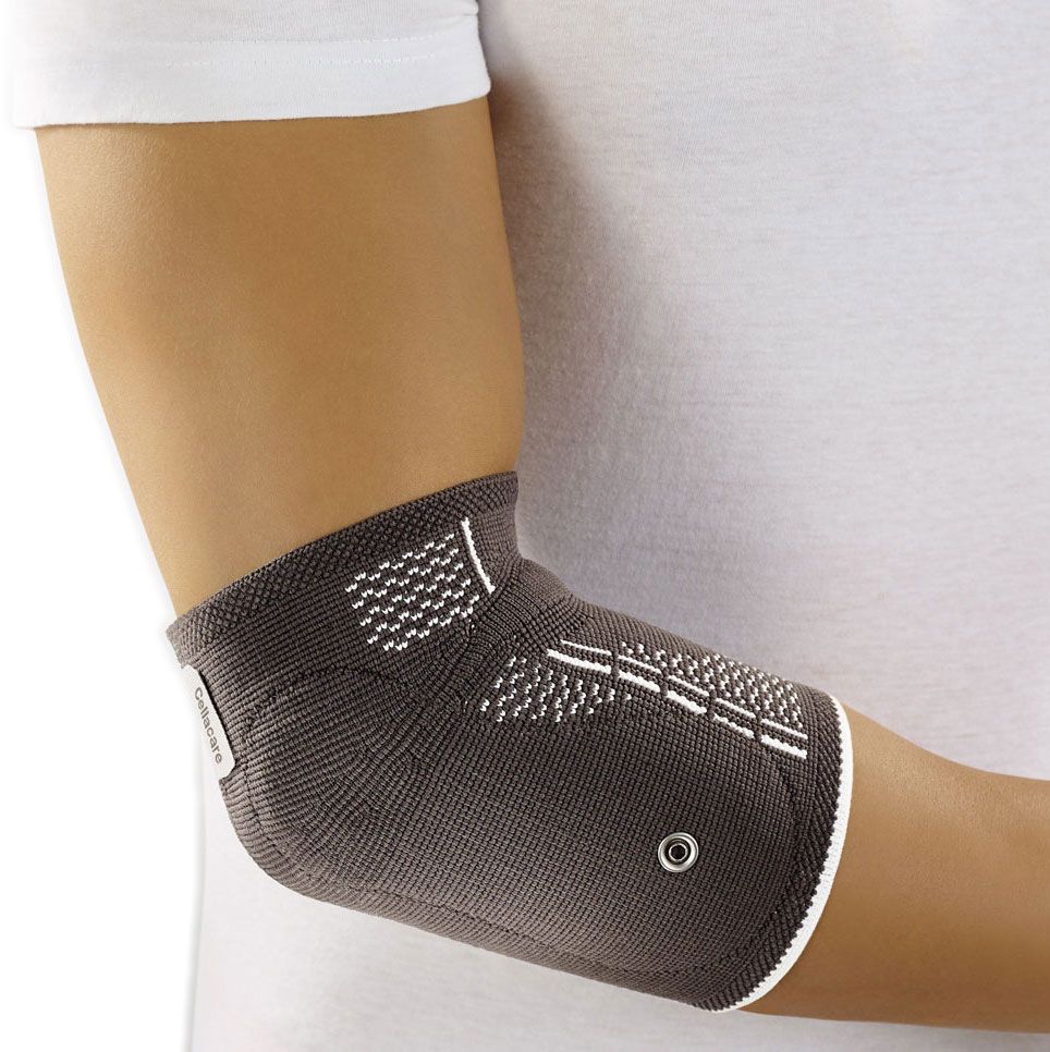Ellbogenbandage, grau mit weißen Akzenten, am Arm getragen. Cellacare-Logo nicht sichtbar. Person trägt weißes T-Shirt.