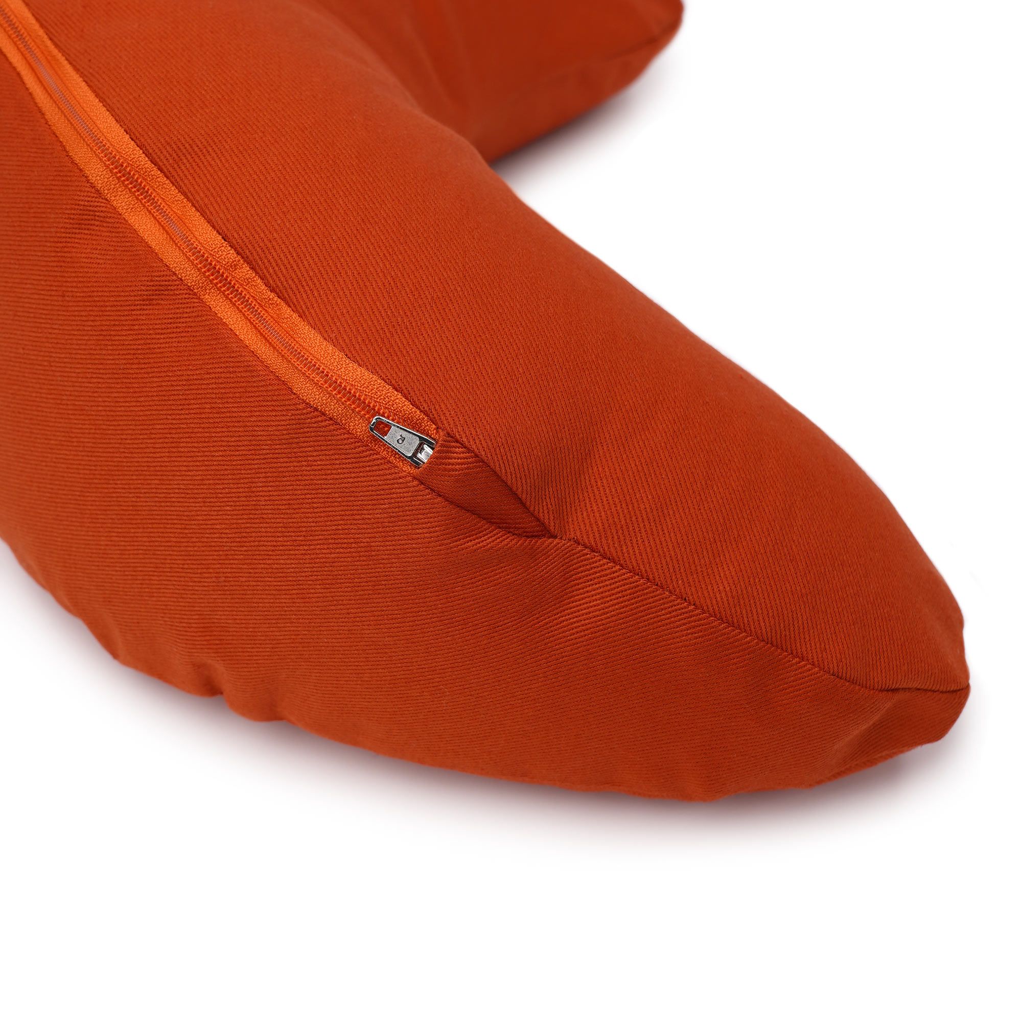 Detailansicht des Reißverschlusses an einem orangefarbenen Yoga-Kissen.