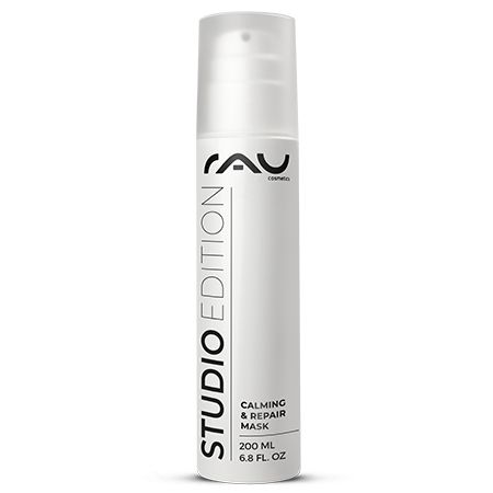 RAU Cosmetics Calming & Repair Mask in einer weißen Flasche mit Pumpverschluss. Auf der Flasche steht "STUDIO EDITION" und "CALMING & REPAIR MASK". Die Flasche enthält 200 ml / 6.8 fl. oz.