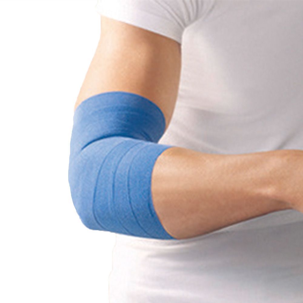 Blaues Haftelast® Fixierbinde am Ellenbogen einer Person. Bandage gewickelt.