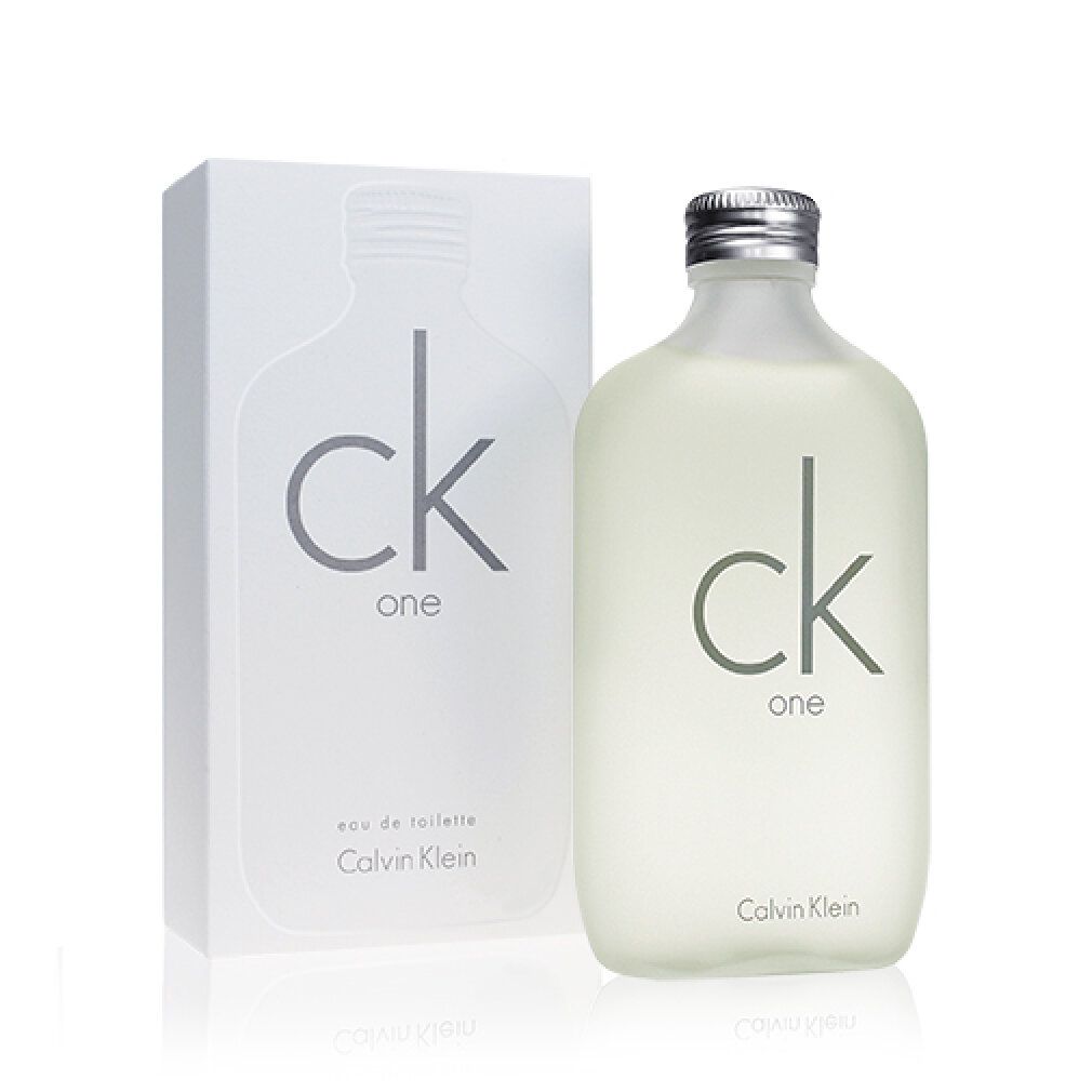 Flakon und Karton von Calvin Klein ck one Eau de Toilette. Flakon mit silbernem Verschluss. Karton mit Logo.