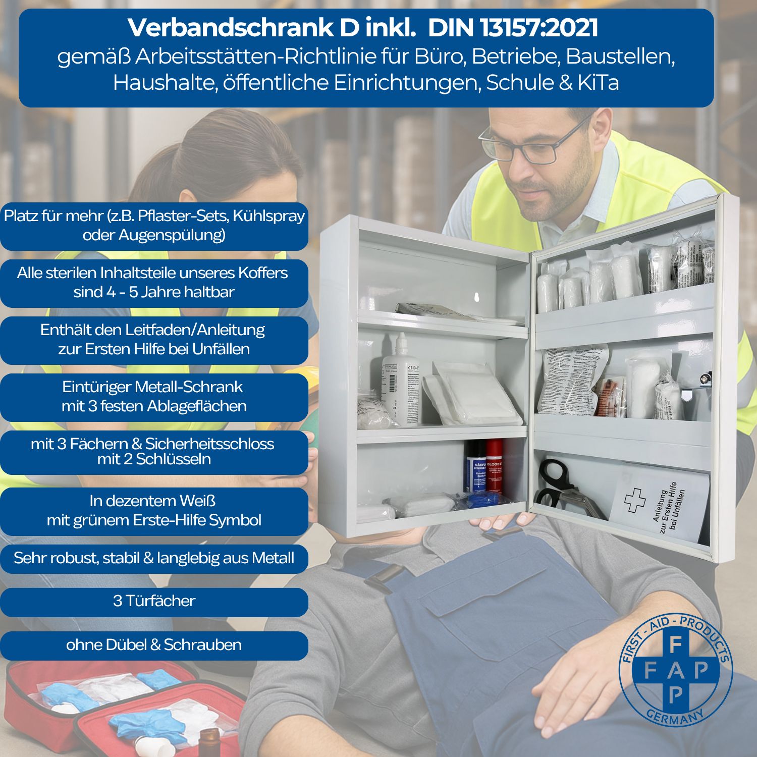 Verbandschrank geöffnet, Inhalt sichtbar. Personen im Hintergrund. FAP-Logo.