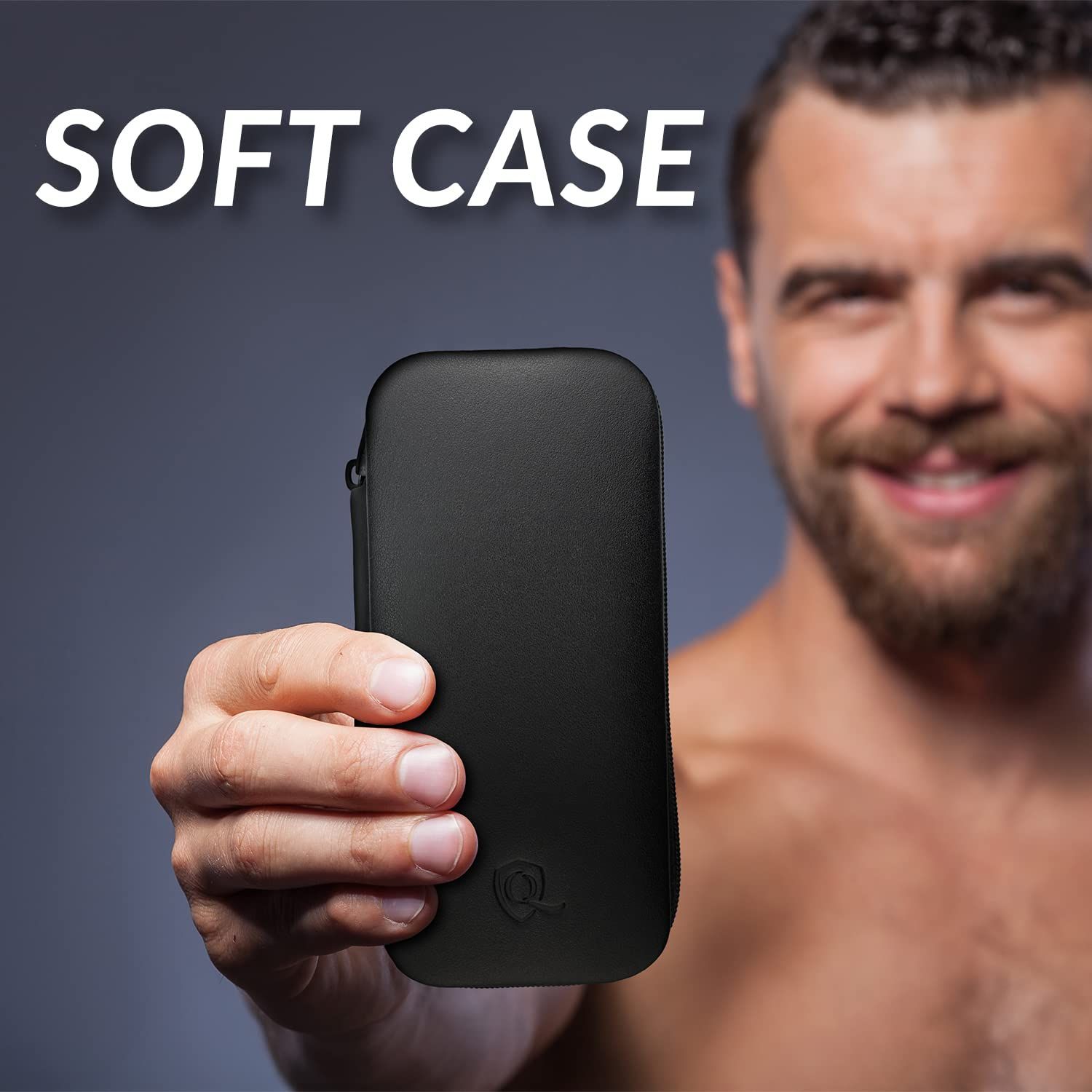 Mann hält schwarzes Etui. Aufschrift 'SOFT CASE'. Etui mit Reißverschluss.