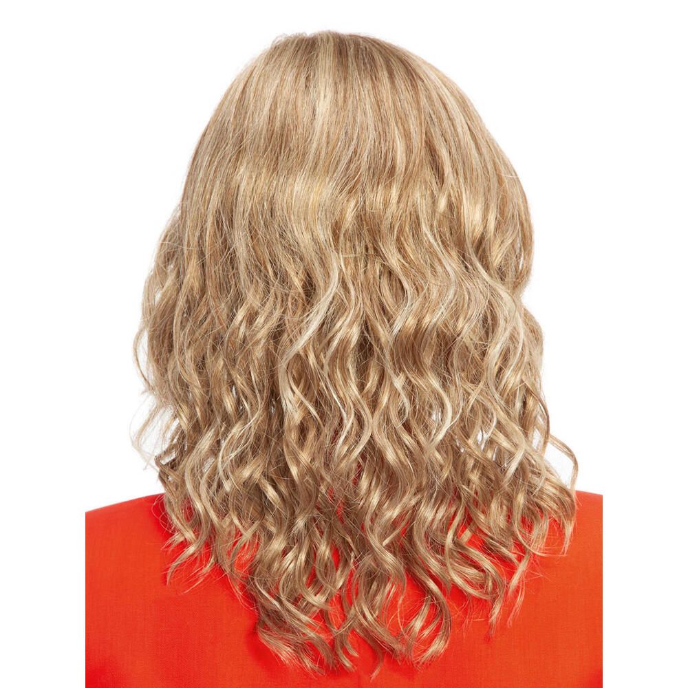 Blonde Perücke mit gewelltem Haar. Rückansicht einer Frau mit rotem Blazer.